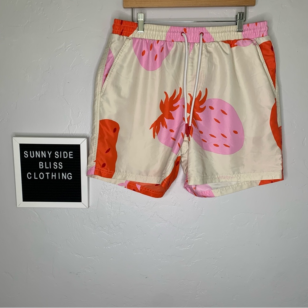 Cream Strawberry Graphic Swim Trunks Men’s Medium Mesh Lined Pockets Summer